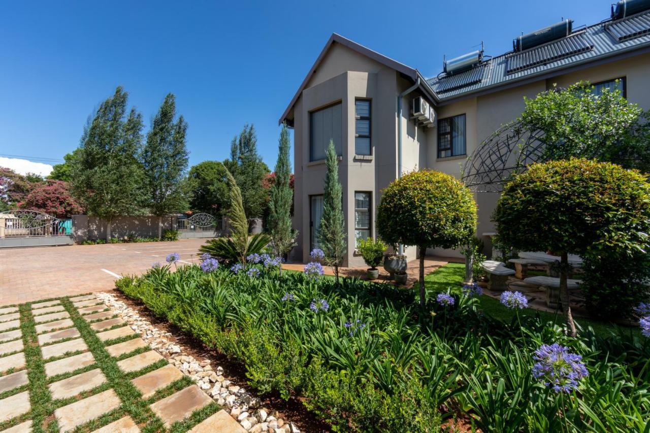 Adato Guesthouse Потчефструм Екстериор снимка
