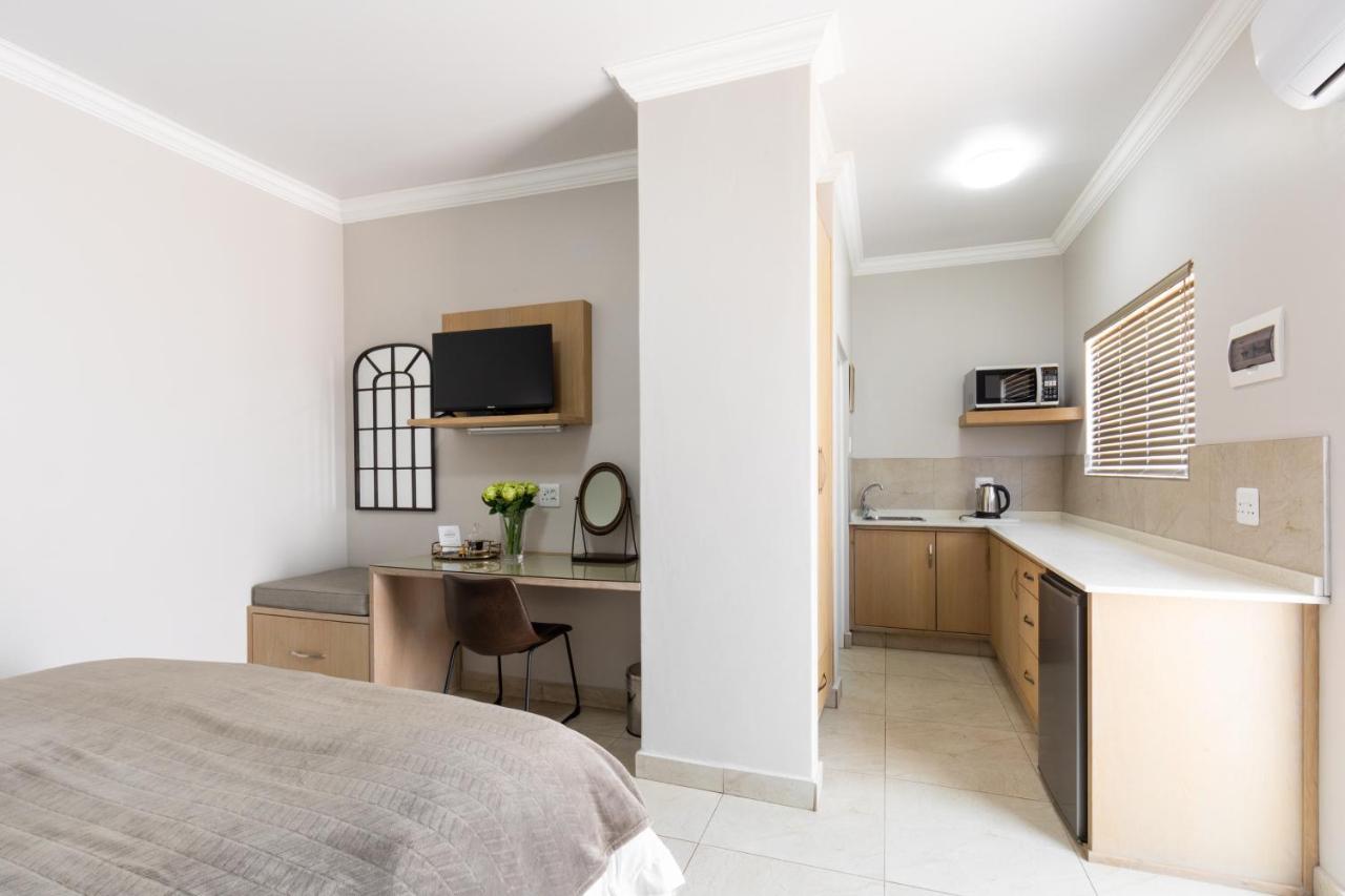 Adato Guesthouse Потчефструм Екстериор снимка