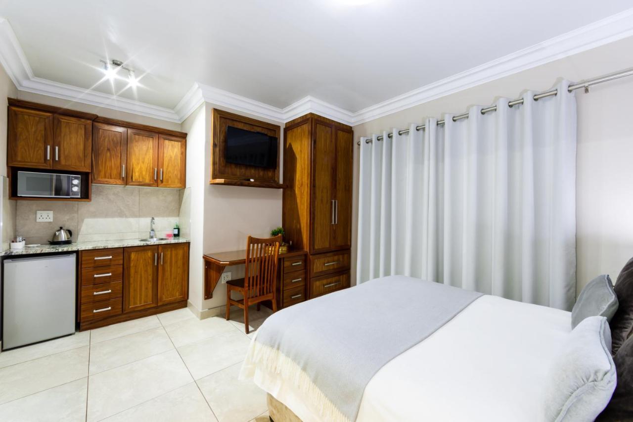 Adato Guesthouse Потчефструм Екстериор снимка