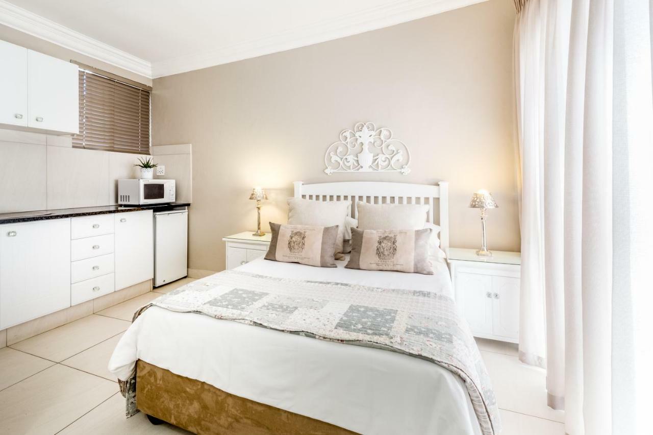 Adato Guesthouse Потчефструм Екстериор снимка